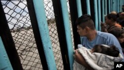 El informe del Centro de Investigación Pew muestra que los estadounidenses sienten simpatía por los migrantes ilegales.