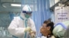 Una enfermera atiende a uno de los pacientes ingresados en el hospital Zhongnan, en Wuhan, el pasado 8 de febrero de 2020.