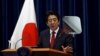 日本首相安倍晋三在东京官邸召开的一次记者会上。（2015年10月6日）