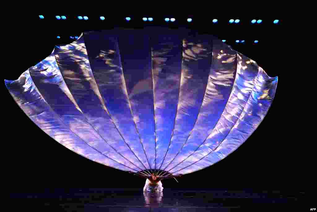 អ្នករបាំលោក Jonathan Eden នៃក្រុម MOMIX សម្តែងឈុតមួយ នៃរបាំ 'Man Fan' អំឡុងការហ្វឹកហាត់នៅសាលមហោស្រព Joyce ក្នុងបុរីញូវយ៉ក។