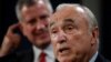 İstifa ettiğini açıklayan New York Emniyet Müdürü Bill Bratton ve arkasında New York Belediye Başkanı Bill de Blasio