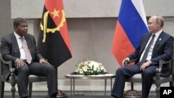 Presidente angolano, João Lourenço, (esq), e Presidente russo, Vladimir Putin, (dir) na cimeira dos BRICS em Joanesburgo, África do Sul, 26 Julho 2018