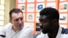 Le coach belge de la Côte d’Ivoire, Marc Wilonts, à gauche, et son adjoint Kolo Touré, lors d’un point de presse à Abidjan, 7 novembre 2017.