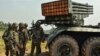 Des soldats des Forces armées de la République démocratique du Congo (FARDC) se tiennent près d'un lance-roquettes à Matombo,, au Nord-Kivu, le 13 janvier 2018.