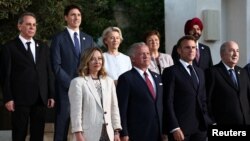 Para pemimimpin dunia berpose pada hari kedua KTT G7 di resor Borgo Egnazia, di Savelletri, Italia, 14 Juni 2024. (Foto: REUTERS/Guglielmo Mangiapane)