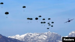 美国空军的C-17环球霸王III伞兵在意大利阿维亚诺北约空军基地演习