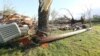 Escombros en el terreno donde estuvo una casa en Hamilton, Mississippi, después de una tormenta mortal el domingo 14 de abril de 2019. El área de Washington, D.C., está bajo alerta de clima severo el domingo por la noche hasta el lunes. (Foto AP / Jim Lytle)