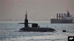 Аналітики кажуть - удар РФ ракетою, здатною нести ядерну зброю, по Дніпру є явним відхиленням від доктрини стримування часів холодної війни. На фото від ВМС США - атомний підводний човен з керованими ракетами, здатний нести до 154 ракет Томагавк. US Navy via AP
