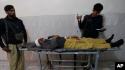 دوه پوليس عسکر دپوليو دمخنيوي ډلې ته دتحفظ ورکولو لپاره په موټر سائيکل روان وؤ چې دصوابۍ په ټوپۍ روډ پرې خواؤشا څلورو نامعلومو وسله والو ناتاره ډزې وکړي.