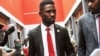 Bobi Wine, au centre, arrive pour prendre la parole au siège de la National Unity Platform à Kampala, en Ouganda, le 31 août 2020. 