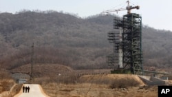 지난 2012년 4월 북한 동창리 미사일 발사대에 은하-3호 장거리 로켓이 발사대기 상태로 세워져있다. 북한은 지난 19일 남북 정상이 채택한 평양공동선언을 통해 동창리 엔진시험장과 발사대를 영구 폐쇄하기로 했다.