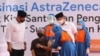Seorang santri Pesantren Lirboyo sedang disuntik vaksin COVID-19 buatan AstraZeneca, di Kediri, Jawa Timur, 23 Maret 2021. (Foto: Prasetia Fauzani/Antara Foto via Reuters) 