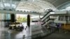 Terminal kedatangan internasional yang hampir kosong di bandara Gusti Ngurah Rai, di tengah penyebaran Covid-19 di Bali, 1 April 2020. (Foto: REUTERS/Johannes P. Christo)