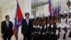លោក Shinzo Abe​ នាយករដ្ឋមន្ត្រី​ជប៉ុន ដើរ​ត្រួត​ពល​ជាមួយ​លោក​នាយករដ្ឋមន្ត្រី​ហ៊ុន សែន ក្នុង​អំឡុង​ពេល​​បំពេញ​ទស្សនកិច្ច​នៅ​រាជធានី​ភ្នំពេញ កាល​ពី​ថ្ងៃ​ទី​១៦ វិច្ឆិកា ២០១៣។
