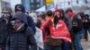 Группа сторонников Дональда Трампа перед началом предвыборного митинга в Манчестере, штат Нью-Гэмпшир. Январь 2024 г. (архивное фото)