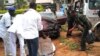 Ma'aikatan gaggawa suna kwashe baraguzai a inda aka kai tagwayen hare hare a Kaduna