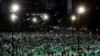 2020年6 月 4 日晚上的香港維多利亞公園，抗議者參加六四燭光紀念晚會，紀念 1989 年北京天安門廣場民主抗議鎮壓 31 週年。香港警方以防疫為由拒絕批准支聯會舉辦這個大規模年度紀念晚會。 （路透社資料照片）