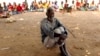 Wani mutum yana jira a raba a abinci a wani sansanin da aka ajiye 'yan gudun hijira bayan aukuwar guguwar Idai a yankin Dombe, na aksar Mozambique, 4 watan Afrilu, 2019. 