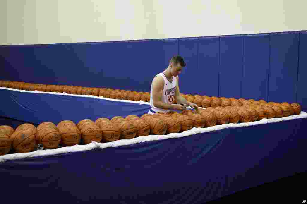 លោក Marshall Plumlee កីឡាករបាល់បោះរបស់ក្រុម Los Angeles Clippers ចុះហត្ថាលេខាជាច្រើនអំឡុងថ្ងៃផ្សព្វផ្សាយ NBA កាលពីថ្ងៃទី២៥ កញ្ញា ២០១៧ ក្នុងទីក្រុង Los Angeles រដ្ឋCalifornia។ 