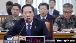 송영무 한국 국방부 장관이 4일 국회에서 열린 국방위원회 전체회의에 참석해 의원 질의에 답하고 있다.
