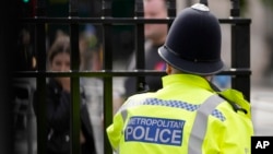 FILE - Seorang polisi tengah berpatroli, di London, 1 Oktober 2021. (AP/Frank Augstein)