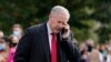 រូបឯកសារ៖ លោក Mark Meadows នាយក​ខុទ្ទកាល័យ​សេតវិមាន និយាយ​ទូរស័ព្ទ​នៅក្នុង​បរិវេណ​នៃ​សេតវិមាន​ក្នុង​រដ្ឋធានី​វ៉ាស៊ីនតោន កាលពី​ថ្ងៃទី៣០ ខែតុលា ឆ្នាំ២០២០។