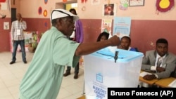 Eleitor vota em Luanda. 23 de Agosto de 2017