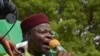 L'ancien président du Niger, Mahamane Ousmane, s'exprime lors d'une marche à Niamey le 15 juin 2014.