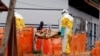 Wasu jami'an kiwon lafiya dauke da wani da aka tabbatar ya kamu da cutar Ebola a yankin Butembo na aksar Congo
