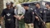 ایک مشتبہ شخص پولیس کی حراست میں (فائل فوٹو)