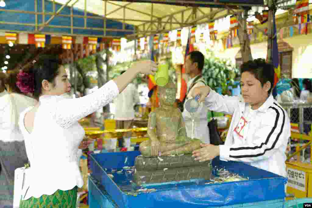 ពុទ្ធបរិស័ទកំពុងស្រង់ព្រះនៅក្នុងវត្តមួយកណ្តាលរាជធានីភ្នំពេញកាលពីព្រឹកថ្ងៃសៅរ៍ ទី១៦ ខែ កញ្ញា ឆ្នាំ២០១៧។(ទុំ ម្លិះ/VOA)
