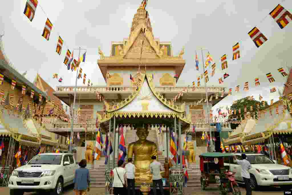 ព្រះវិហារពុទ្ធសាសនាត្រូវបានថតនៅក្នុងវត្តមួយកណ្តាលរាជធានីភ្នំពេញកាលពីព្រឹកថ្ងៃសៅរ៍ ទី១៦ ខែ កញ្ញា ឆ្នាំ២០១៧។(ទុំ ម្លិះ/VOA)
