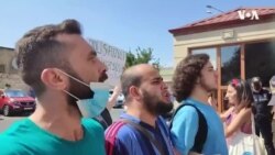 İctimai fəal aksiyada iştirakına görə işdən qovulduğunu iddia edir