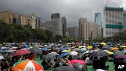 香港市民星期天（8月11日）不顾警方只准许在维多利亚公园集会的命令继续游行抗议。