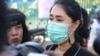 អ្នកស្រី Sitanun Satsaksit បងស្រី​សកម្មជន​ថៃ​ដែល​បាត់ខ្លួន បង្ហាញ​មុខ​នៅ​តុលាការ​រាជធានី​ភ្នំពេញ នៅ​ថ្ងៃ​ទី៨ ខែ​ធ្នូ ឆ្នាំ​២០២០។