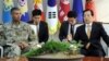 13일 서울 용산구 국방부 청사에서 빈센트 브룩스 미한연합사령관(왼쪽)과 한민구 한국 국방부 장관이 과 만나 환담하고 있다.