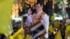 ព្រះមហាក្សត្រ​ថៃ​ព្រះអង្គ Maha Vajiralongkorn ស្វាគមន៍​ក្រុម​អ្នក​គាំទ្រ ខណៈ​ដែល​ព្រះអង្គ​យាង​ទៅ​ចូលរួម​ពិធី​ដុត​ភ្លើងទៀន​ដើម្បី​ប្រារព្ធ​ថ្ងៃ​កំណើត​របស់​ព្រះរាជបិតារបស់​ព្រះអង្គ​ដែល​បាន​សោយទីវង្គត​ហើយ​នោះ​នៅ​ទីលាន Sanam Luang ទីក្រុង​បាងកក ប្រទេស​ថៃ ថ្ងៃទី៥ ខែធ្នូ ឆ្នាំ២០២០។