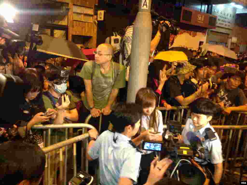 8点半左右,示威者手举雨伞再次冲击警方防线,警方则狂喷辣椒喷剂还击。警方调派大批警员增援,并将配备防暴头盔的警员派至一线与示威者对峙。警方不断呼吁示威者保持冷静,不要冲击警方防线,要求示威者尽快离开。