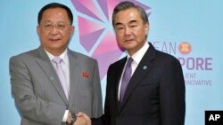 아세안지역안보포럼(ARF) 참석차 싱가포르를 방문한 리용호 북한 외무상과 왕이 중국 외교 담당 국무위원이 3일 양자회담울 했다.