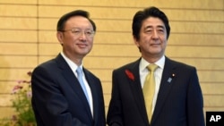 日本首相安倍晉三會見了在日本訪問的中國國務委員楊潔篪。