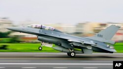 资料照：一架美制F-16V战机参加了台湾年度汉光军演在公路上降落。