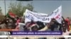 Les militaires plient, la constestation continue