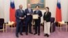 Từ trái sang phải: Dân biểu Ami Bera, Dân biểu Mario Diaz-Balart, Tổng thống đắc cử Đài Loan Lại Thanh Đức và Phó tổng thống đắc cử Tiêu Mỹ Cầm.