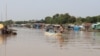 ភូមិលិចទឹករបស់ប្រជាពលរដ្ឋលើផ្ទៃទន្លេសាប ក្នុងតំបន់ឆ្នុកទ្រូ ខេត្តកំពង់ឆ្នាំង កាលពីខែមីនា ឆ្នាំ២០២០។ (ស៊ុន ណារិន/វីអូអេ)