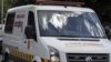 Motar da ta dauki tsohon shugaban Afrika ta Kudu Nelson Mandela bayan an sallame shi daga asitin Milpark dake birnin Johannesburg, Jan 28, 2011