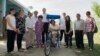 Bà Gloria Steele, Phó Giám đốc khu vực châu Á của USAID, (thứ ba từ phải sang) và các nhân viên USAID thăm một gia đình có người bị khuyết tật ở tỉnh Quảng Nam năm 2016. Photo USAID/Vietnam.