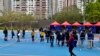 香港爆发Omicorn变种病毒社区感染，1月14日大批市民到铜锣湾维多利亚公园流动检测站，接受强制病毒检测 (美国之音/汤惠芸) 