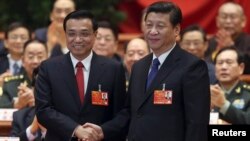 2013年3月15日在中国人大会议上，中国主席习近平和新总理李克强握手
