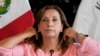 Presiden Peru Dina Boluarte menunjukkan perhiasan yang ia kenakan dalam konefrensi pers di Istana Pemerintahan di Lima, Peru, pada 5 April 2024. (Foto: AP/Martin Mejia)