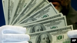 El año pasado, la policía en Perú recuperó más de $2 millones de dólares, y $1,5 millones de Euros en billetes falsos, así como las impresoras utilizadas para la falsificación.